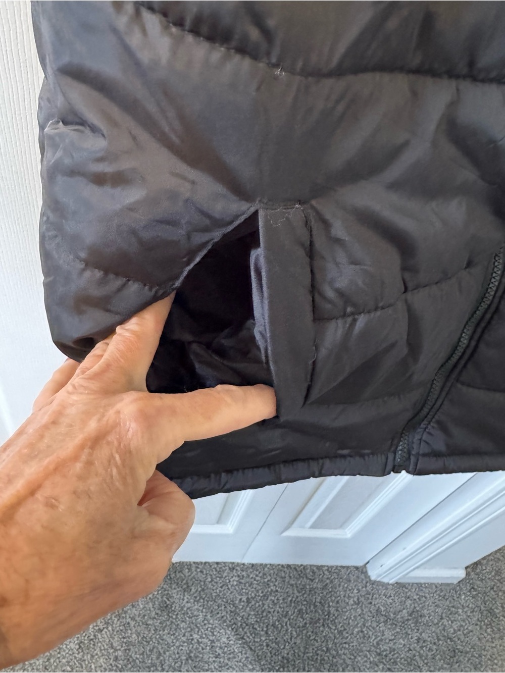 Men’s Lightweight Black Puffer Zip Up Vest Size Large No Brand Listed - Picture 4 of 11
